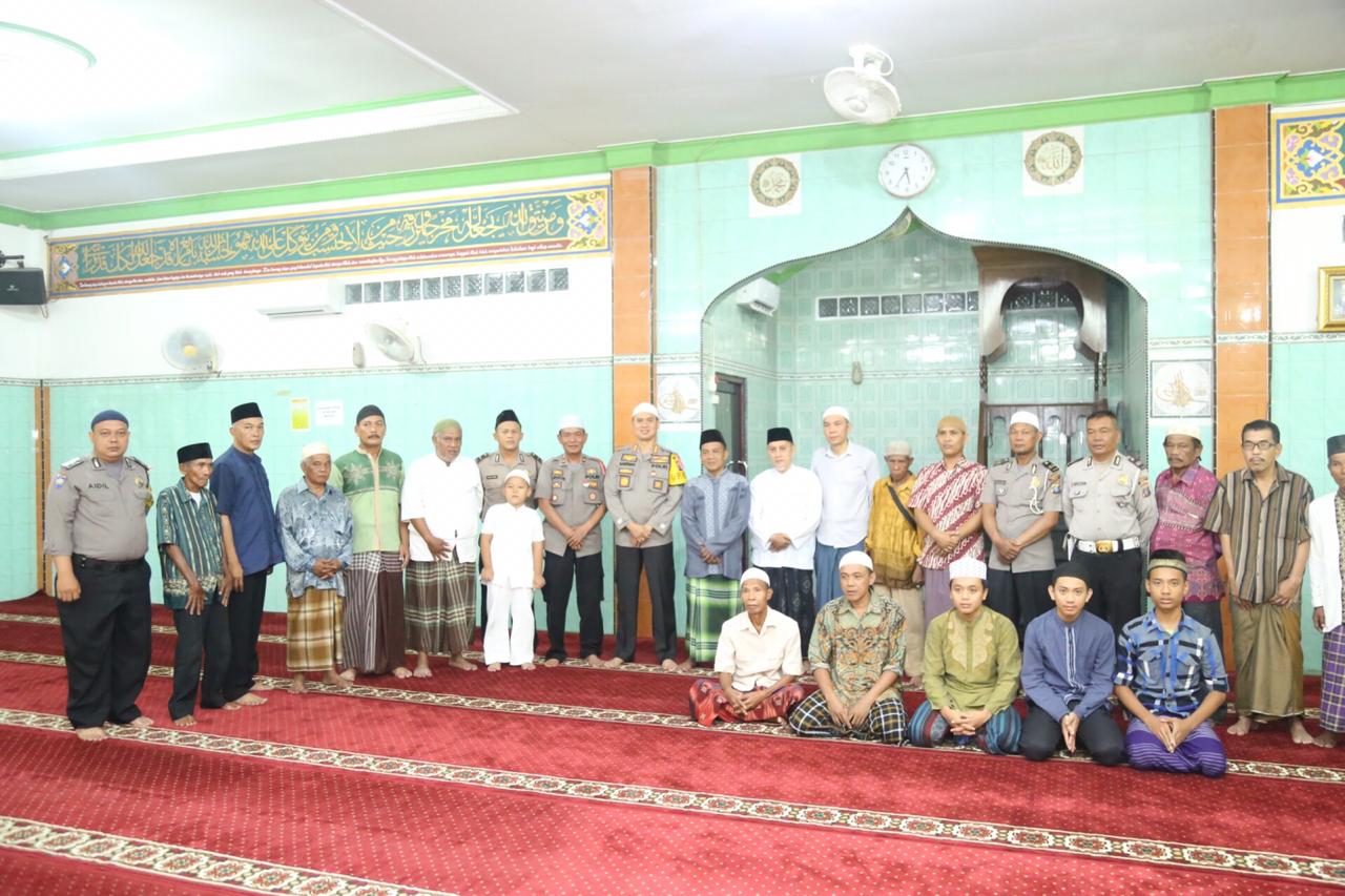 Kapolrestabes Medan Sholat Subuh Berjamaah dan Sampaikan Pesan Kamtibmas di Masjid Al Hidayah Medan