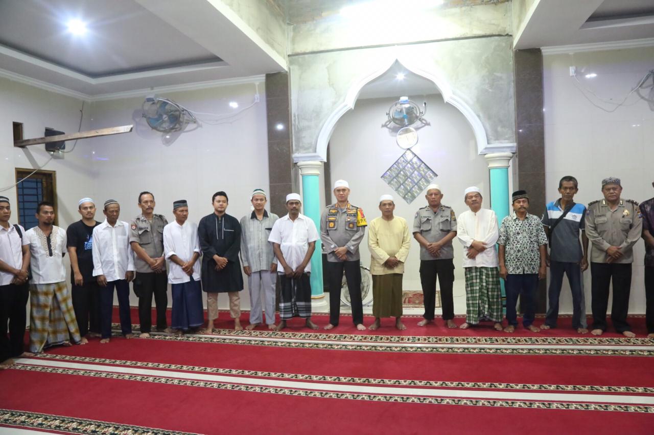 Kapolrestabes Medan Sholat Subuh Berjamah di Masjid Al Hikmah Medan