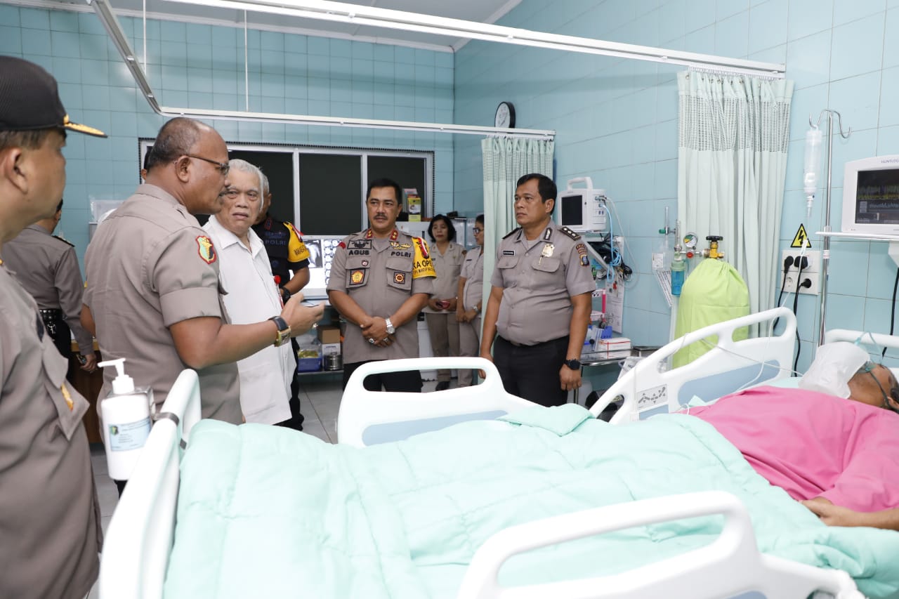 Korban Laka Lantas, Kapolda Sumut Jenguk Aiptu Martin Sembiring di RS Bhayangkara Medan