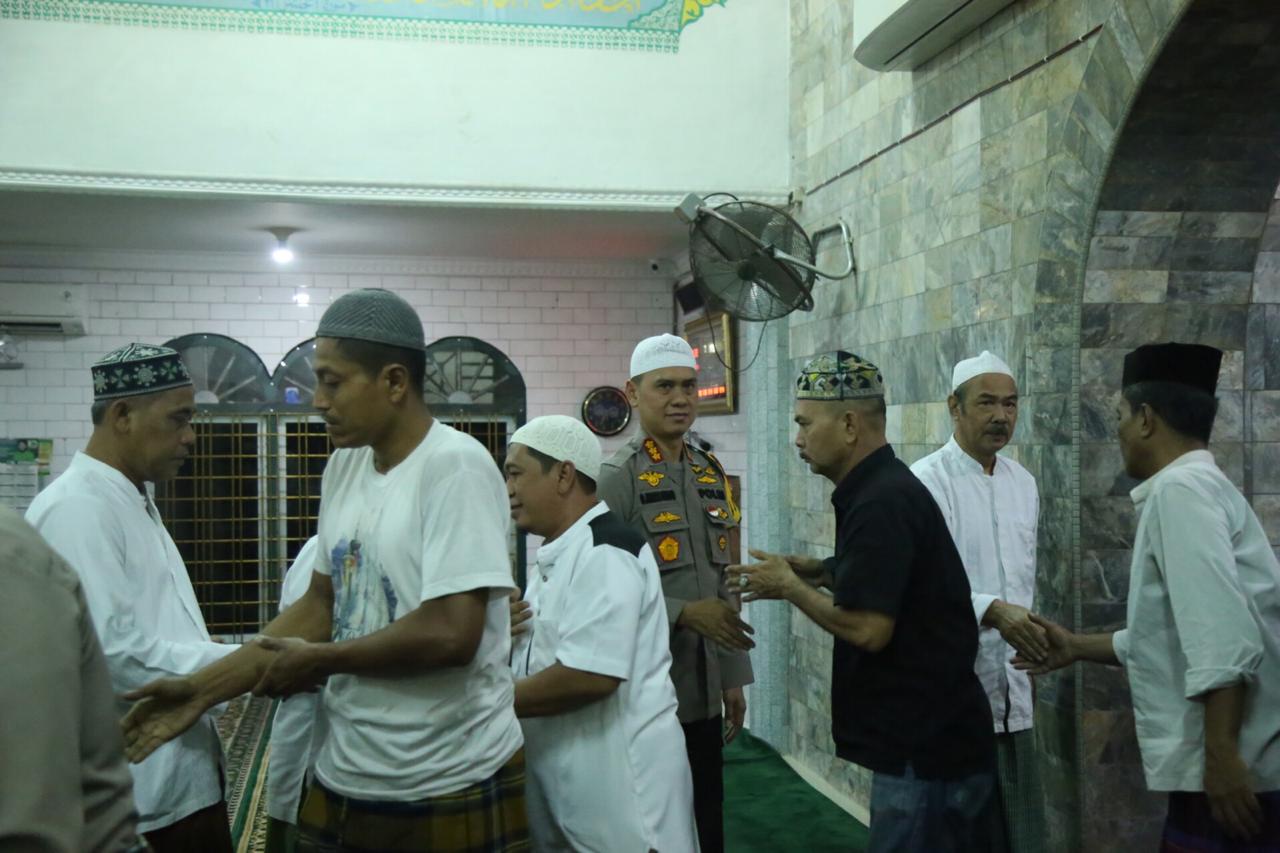 Sholat Subuh Berjamaah di Masjid Al Falah Medan, Kapolrestabes Medan Ajak Jamaah Membangun Silaturahmi