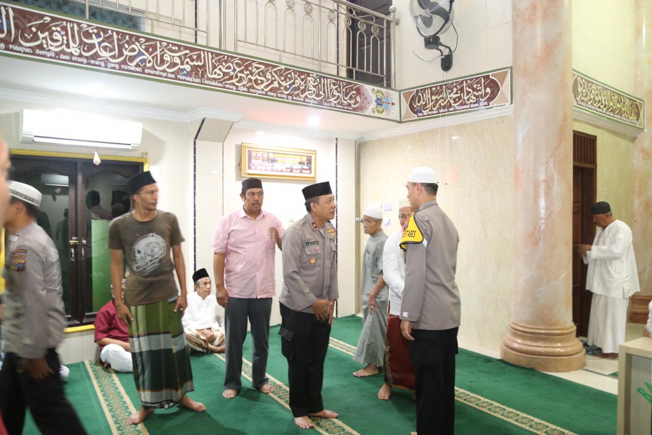 Sambangi Wilkum Polsek Delitua, Kapolresrabes Medan Sholat Subuh Berjamaah di Masjid Musimin