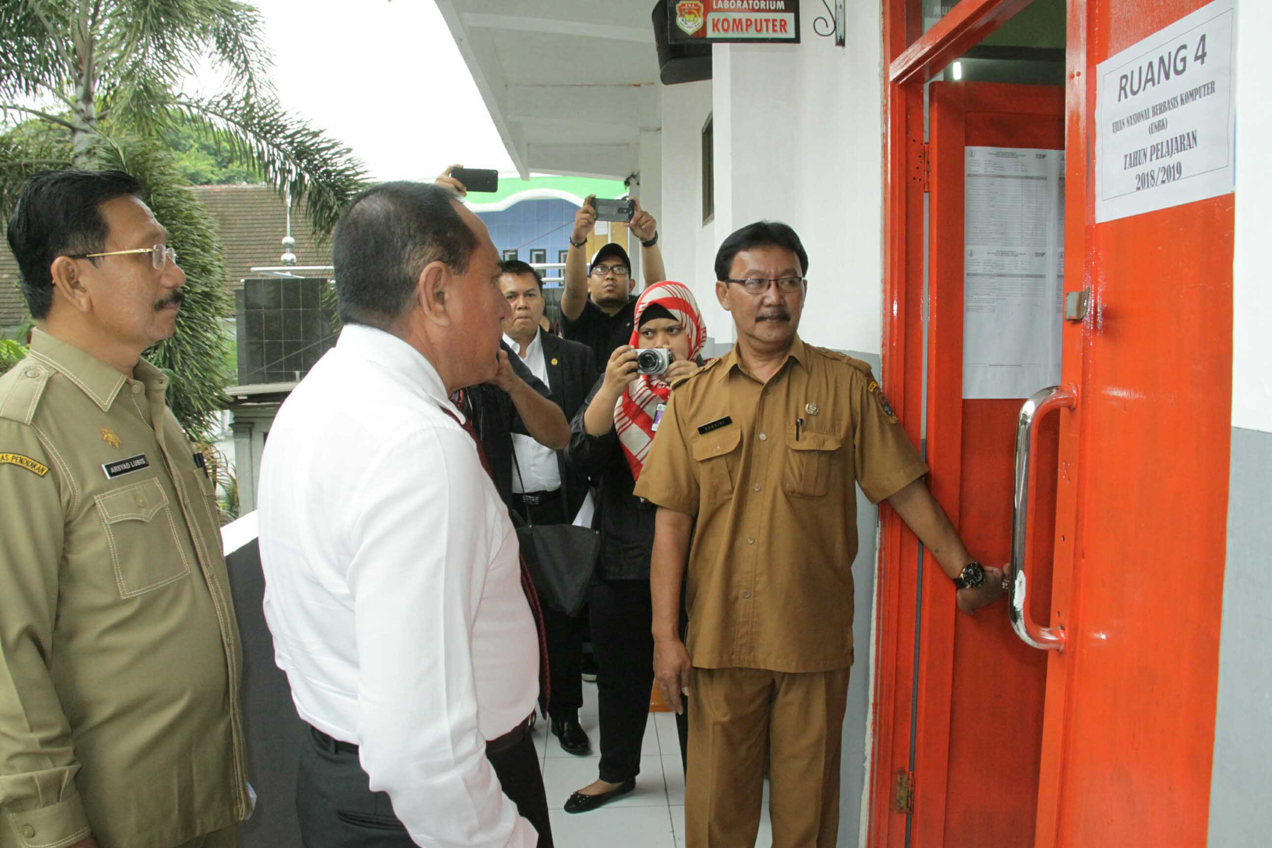 Pantau UNBK SMA Sederajat di Medan,Gubernur Motivasi Siswa Ikuti Ujian dan Raih Prestasi