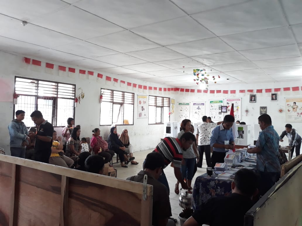 MASYARAKAT DESA SALAK DUA BERDUYUN-DUYUN DATANGI TPS