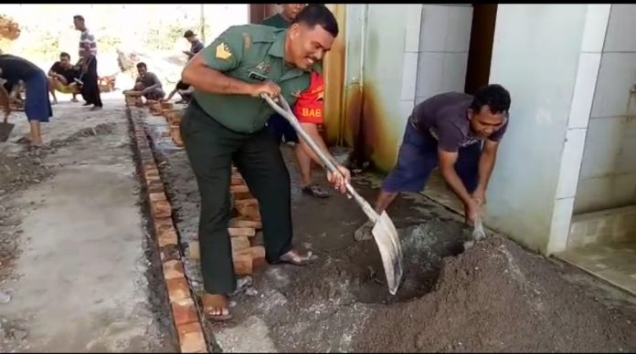 Perkokoh Kedekatan TNI-RakyatBabinsa Koramil 15/DT Gotroy Bersama Warga