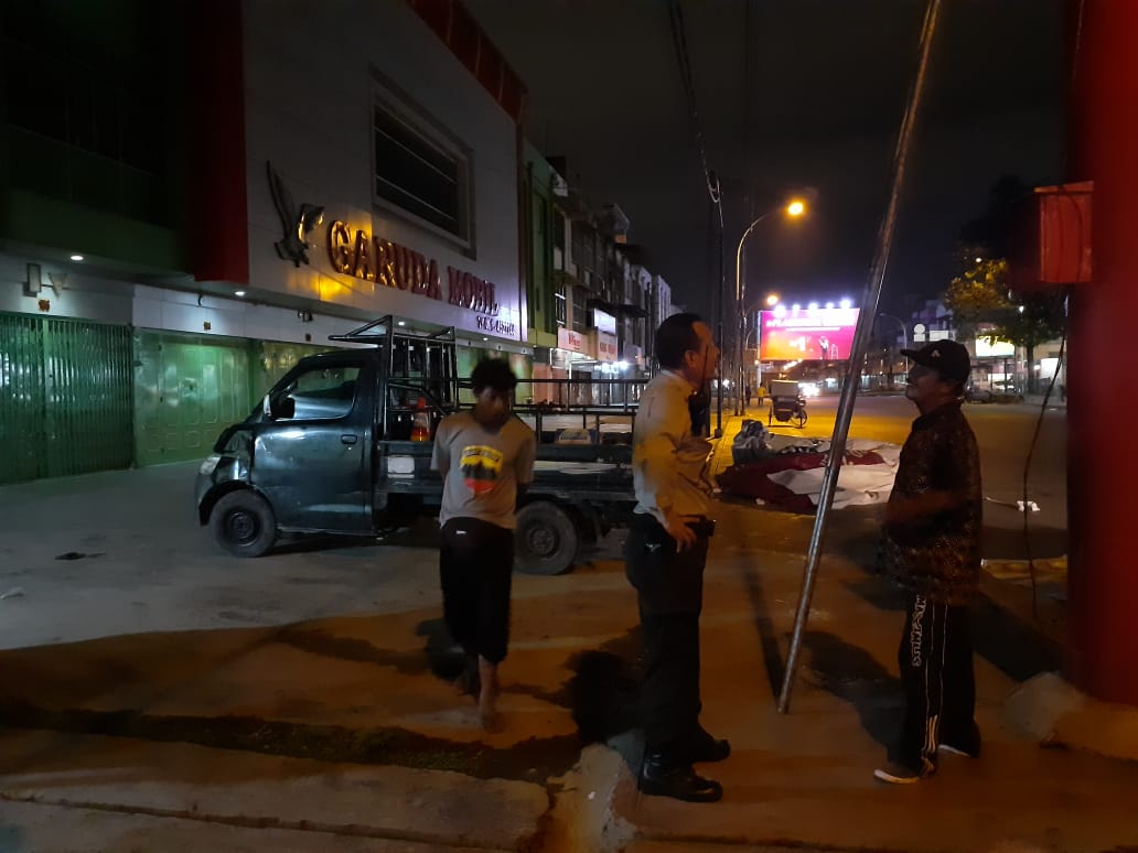 Polsek Medan Baru Bersama Pol PP Tertibkan Baliho
