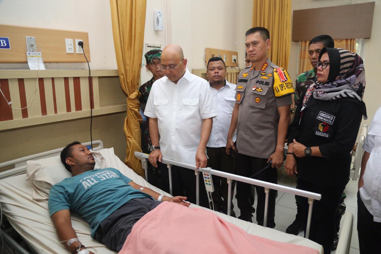 Rombongan Kapolrestabes Medan Besuk Panwascam dan Linmas Yang Sakit