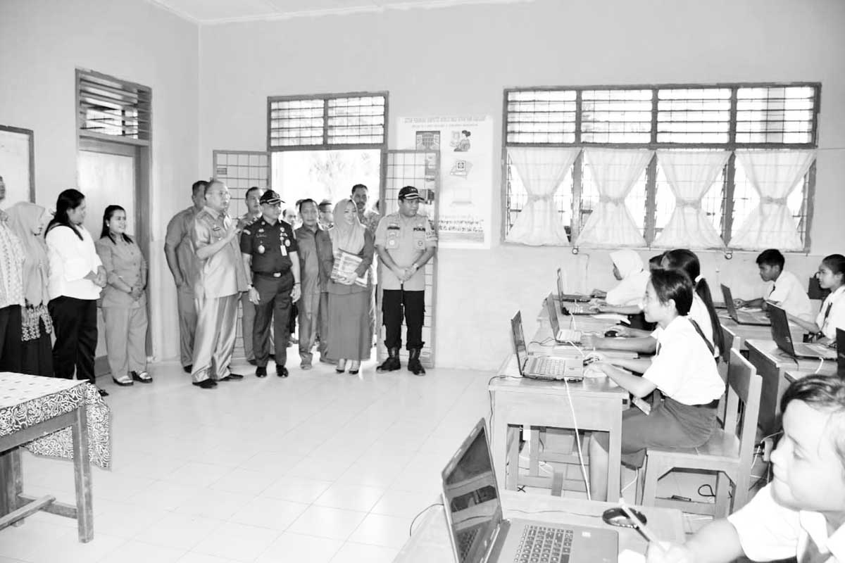 Tinjau Pelaksanaan UNBK, Bupati Soekirman Harapkan Siswa Lulus 100 Persen