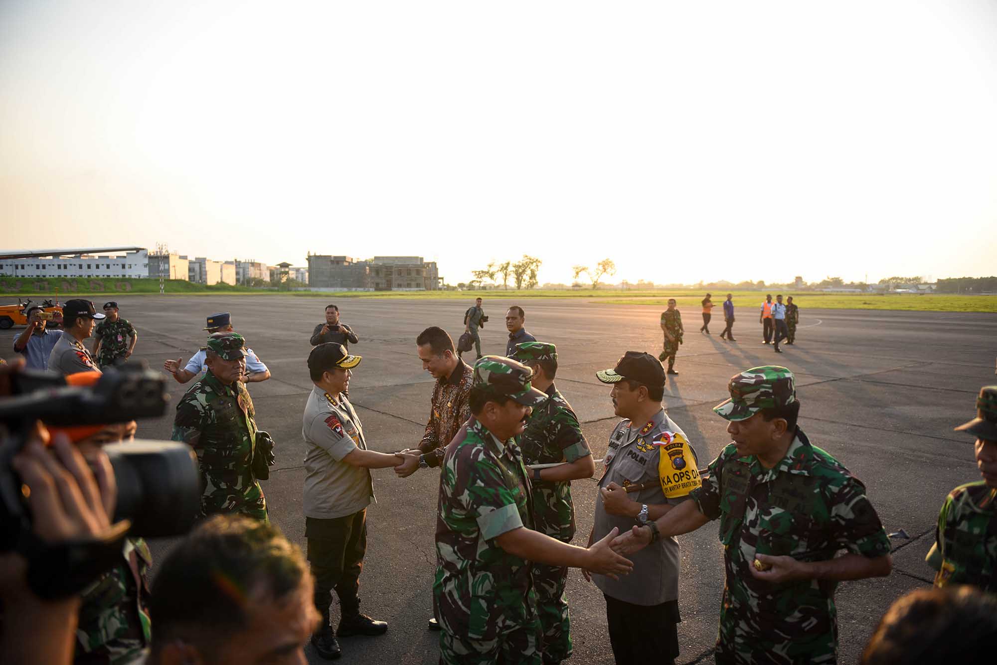 Wagubsu Sambut Kedatangan Panglima TNI dan Kapolri di Lanud Soewondo