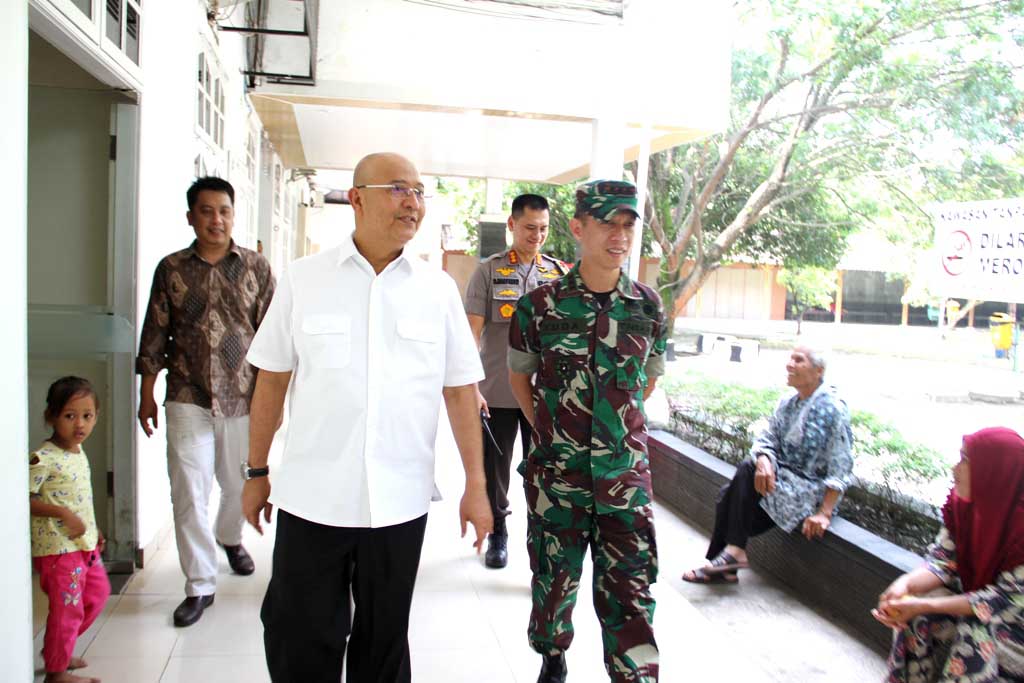 Walikota, Kapolrestabes & Dandim Besuk Panwascam yang Sakit