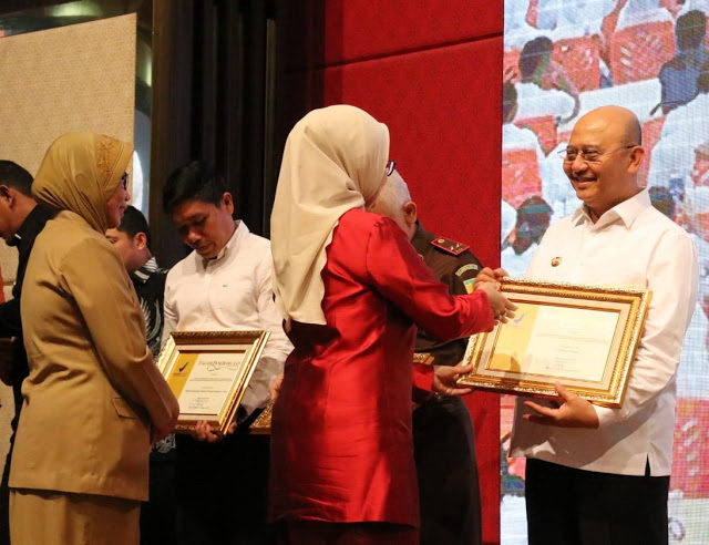 Wali Kota Terima Penghargaan Dari Badan POM RI