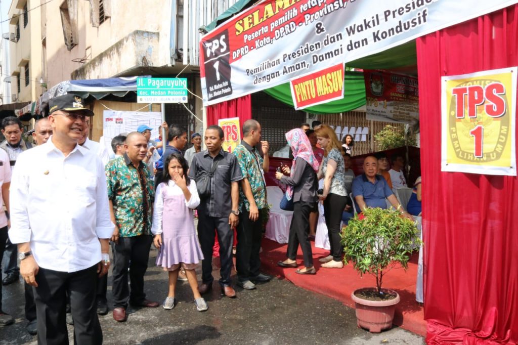 Walikota & Keluarga Nyoblos di TPS 112 Komplek Citra Wisata