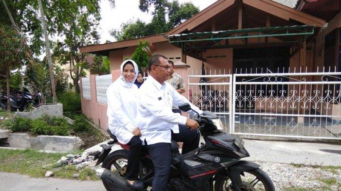 Akhyar Naik Motor Bonceng Istri Berangkat ke TPS 34 Pulo Brayan Darat II