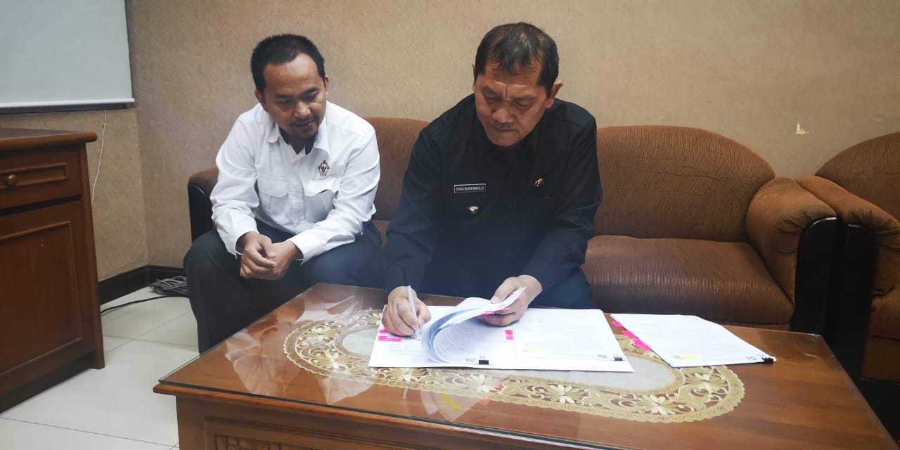 Bupati Karo Teken Laporan Keuangan 2018 di Kantor BPK