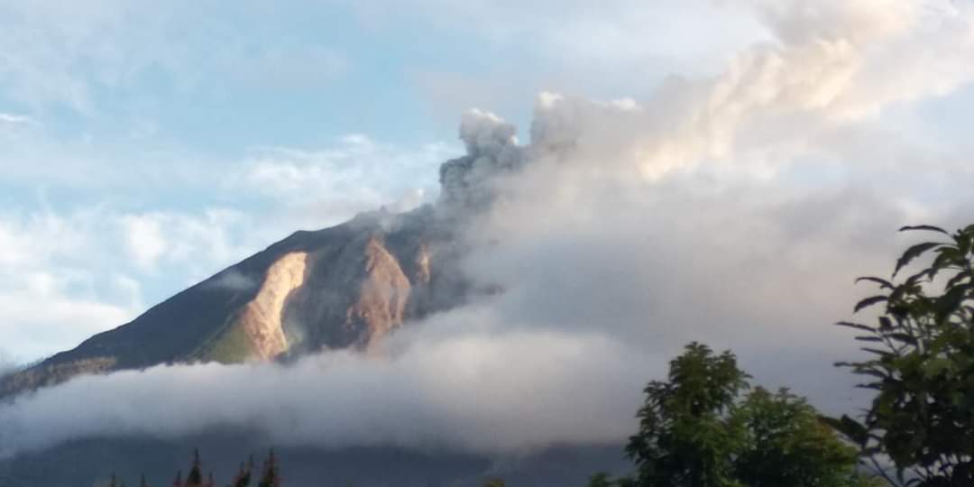 Gunung Sinambung Aktif Terus, Keluarkan Semburan