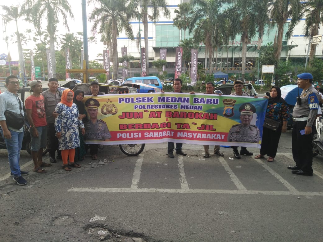 Jelang Berbuka Puasa, Polsek Medan Baru Berbagai Takjil