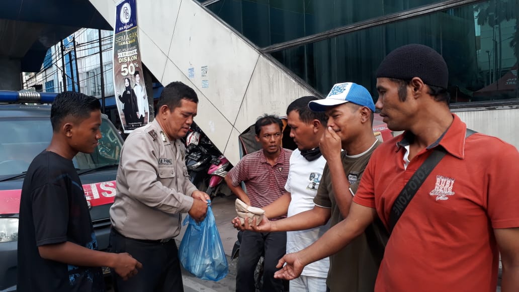 Jumat Barokah, Kapolsek Medan Baru Pimpin Berbagai Takjil Berbuka Puasa  Ramadhan 1440 H