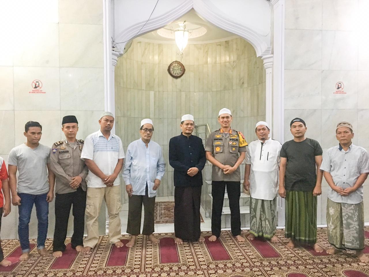 Kapolrestabes Medan Sholat Subuh Berjamaah di Masjid Abdul Qadir Medan