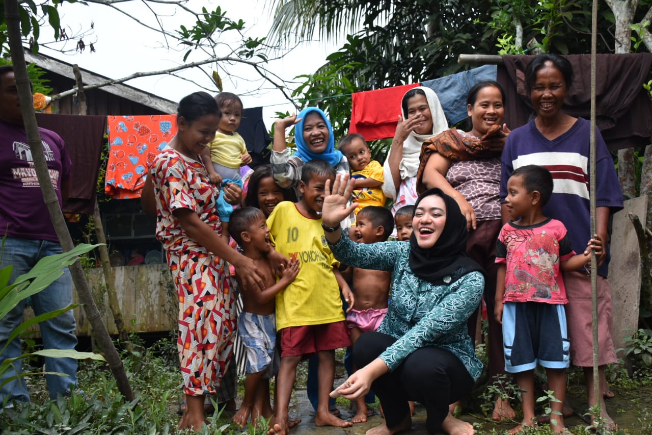 Istri Walikota Tanjung Balai Hj. Sri Silvisa Novita Bantu Masyarakat Kurang Mampu