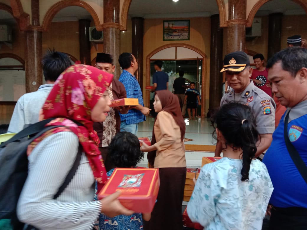 Polsek Percut Seituan Jumat Barokah Berbagi 250 Nasi Kotak Kapolrestabes Medan