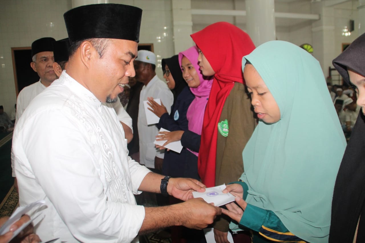 PLT Bupati Labuhanbatun Berikan bantuan 12 Mesjid