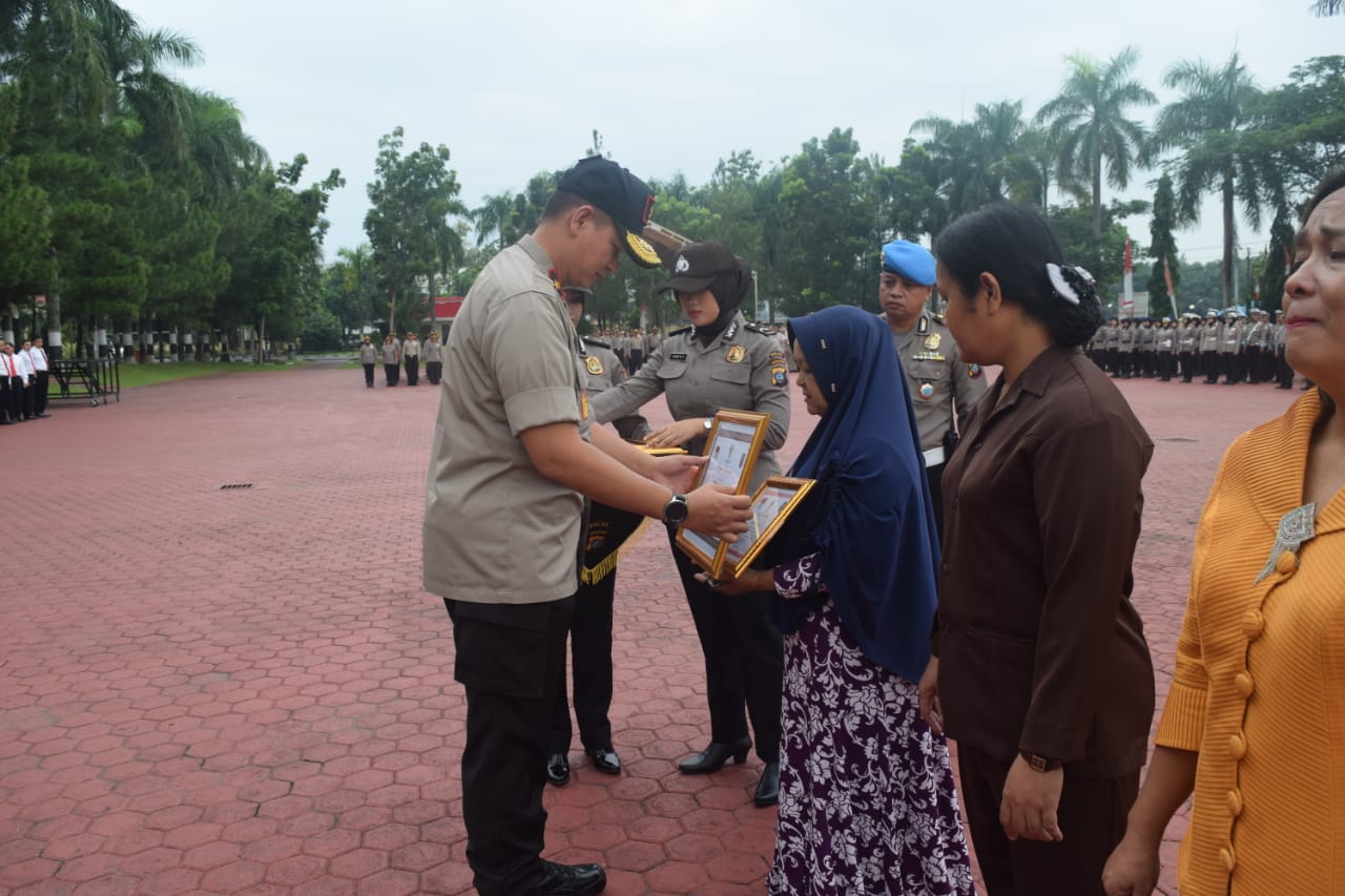 Waka Polda Sumut Menyerahkan Penghargaan Untuk 3 Personil Polri Yang Gugur Dalam Tugas PAM Pemilu 2019