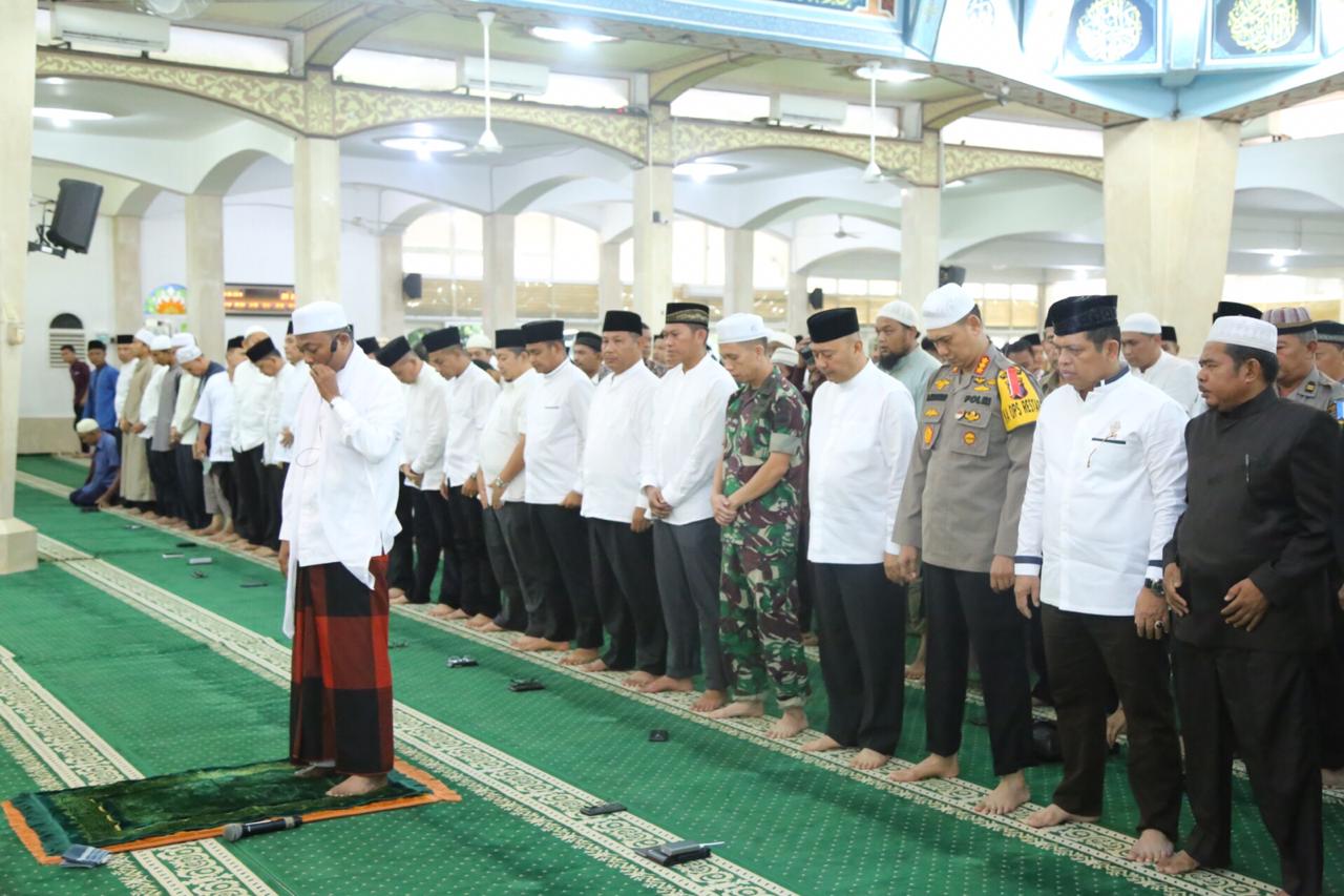 Kapolrestabes Medan Bersama Wali Kota Medan dan FKPD Kota Medan Sholat Tasbih dan Zikir Akbar