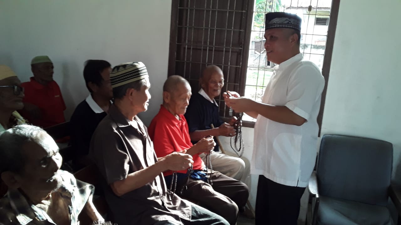 Ketua DPRD Labuhanbatu Berbagi ke Panti Jompo