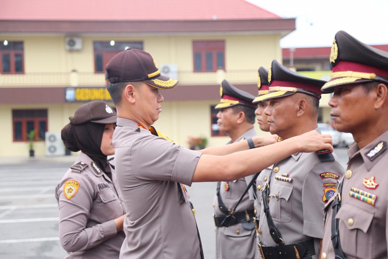 Kapolrestabes Medan Pimpin Sertijab Kasat Tahti, Kasi Propam, Kapolsek Medan Area dan Kapolsek Percut Seituan