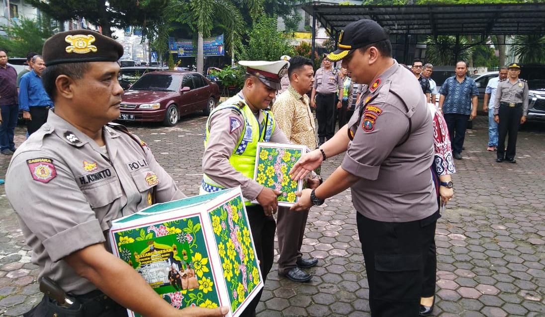 Kompol Martuasah Pimpin Apel Kesiapan Personil Pengamanan Idul Fitri 1440 H dan Berikan Bingkisan Lebaran