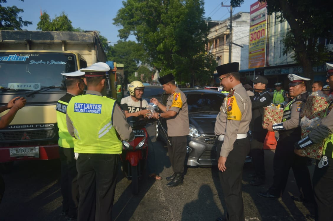 Kapolres Langkat dan Kasat Lantas Bagikan Takjil