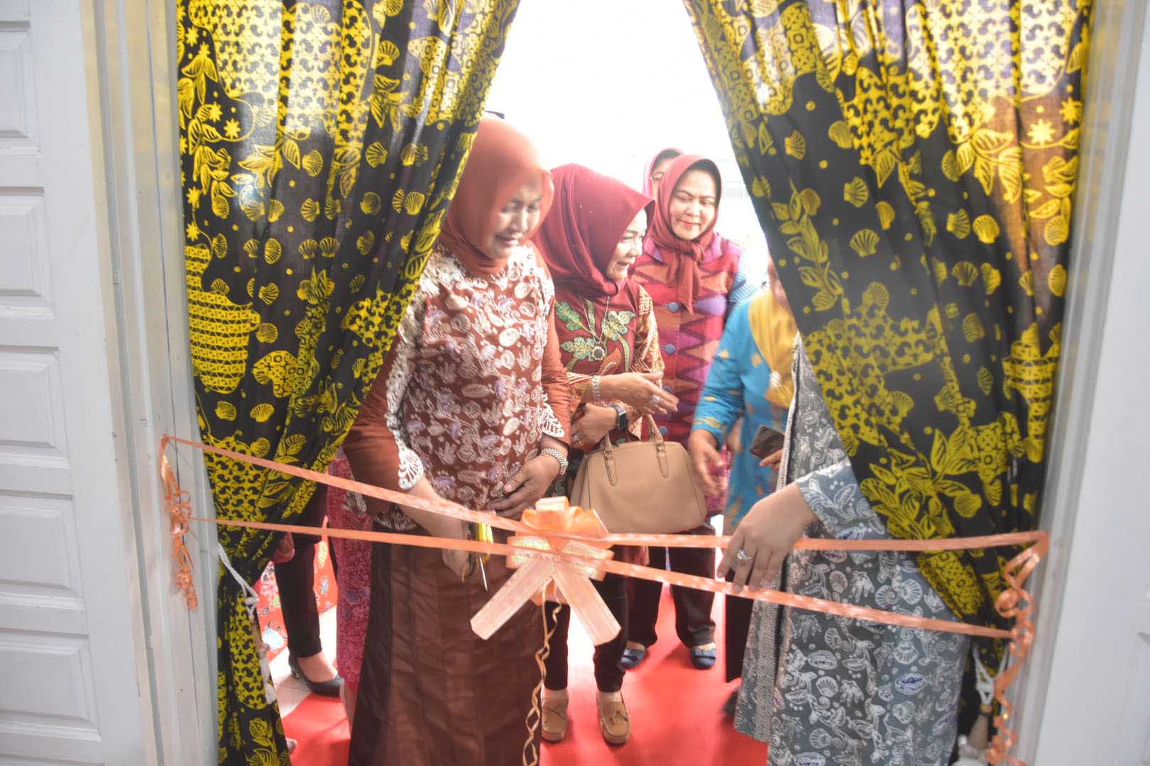 Ketua Dekranasda Provsu Resmikan Gedung Dekranasda T Balai