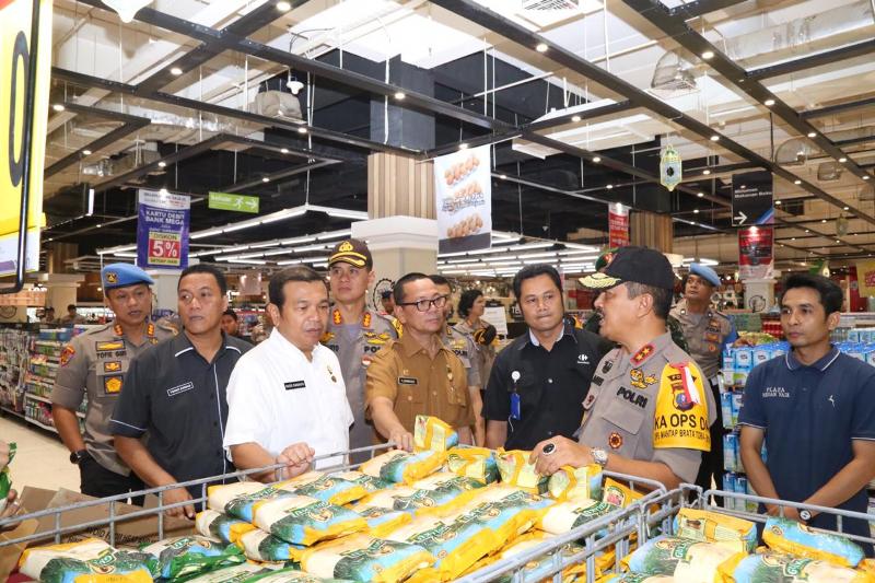 Kapolrestabes Medan Dampingi Kapoldasu Sidak di Pusat Perbelanjaan dan Pasar Tradisional