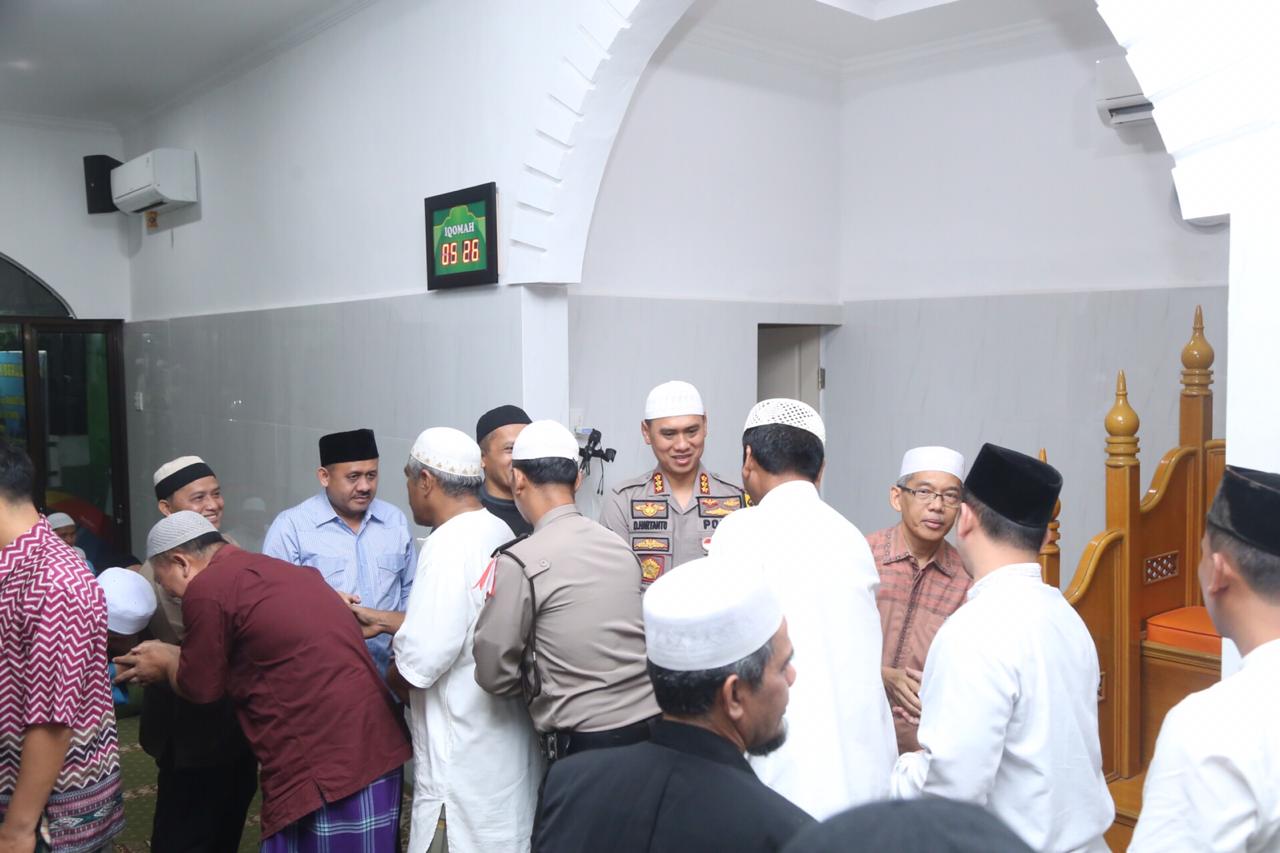 Kapolrestabes Medan Sholat Subuh Berjamaah di Masjid Asy Syafiiyah Medan