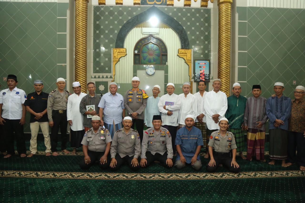 Kapolrestabes Medan Sholat Subuh Berjamaan dan Menyapa Subuh di Masjid Nurul Aldys Medan