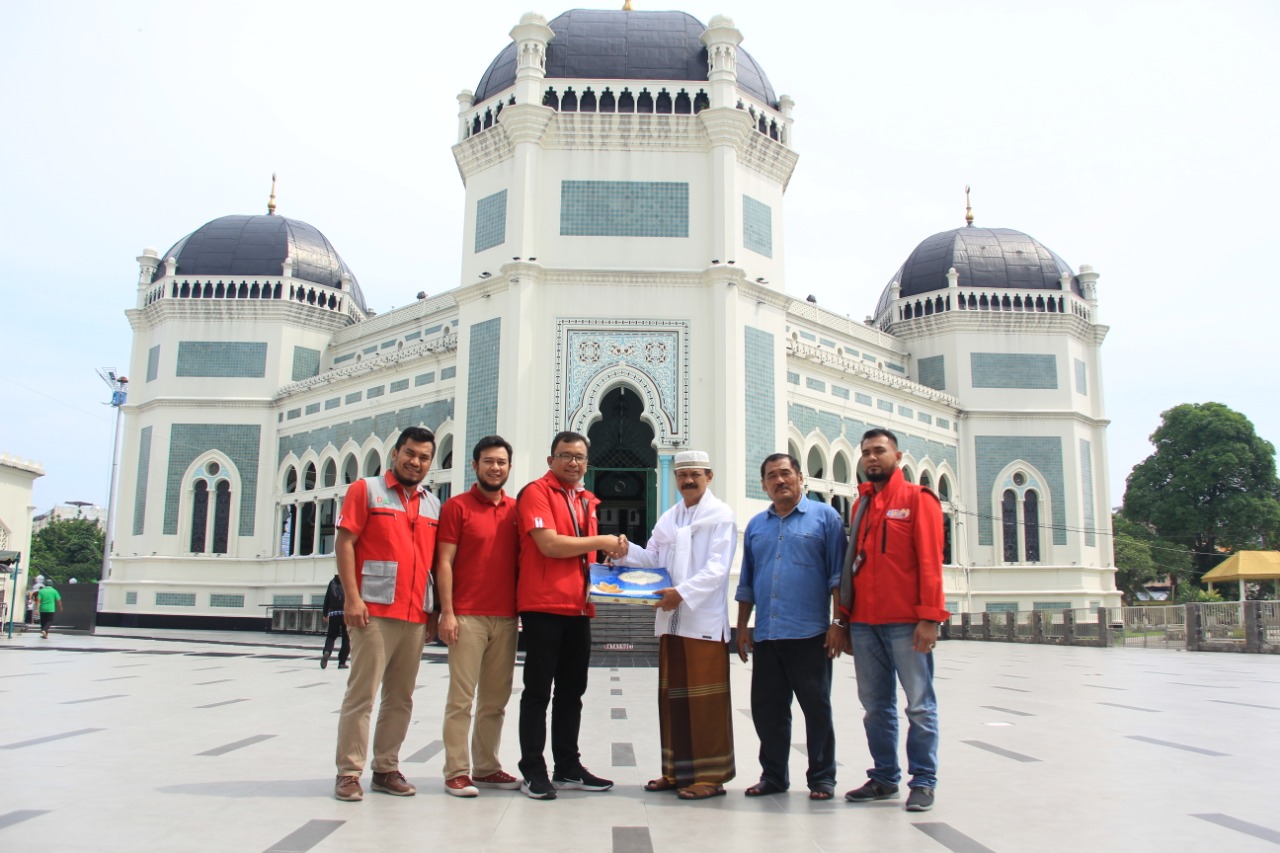 Telkomsel Serahkan Bantuan 4 Ton Kurma di Mesjid Al Mashun Medan dan Mesjid Raya Baiturrahman Aceh