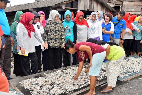 Sambangi Rumah Warga Belawan, Nawal Lubis Ajak Masyarakat Jaga Kebersihan dan Peduli Sekitar