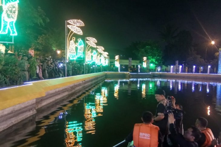 Faank Sambangi Penonton RF dengan Perahu di Tengah Kolam, Wali Band Pukau Pengunjung Ramadhan Fair di Medan