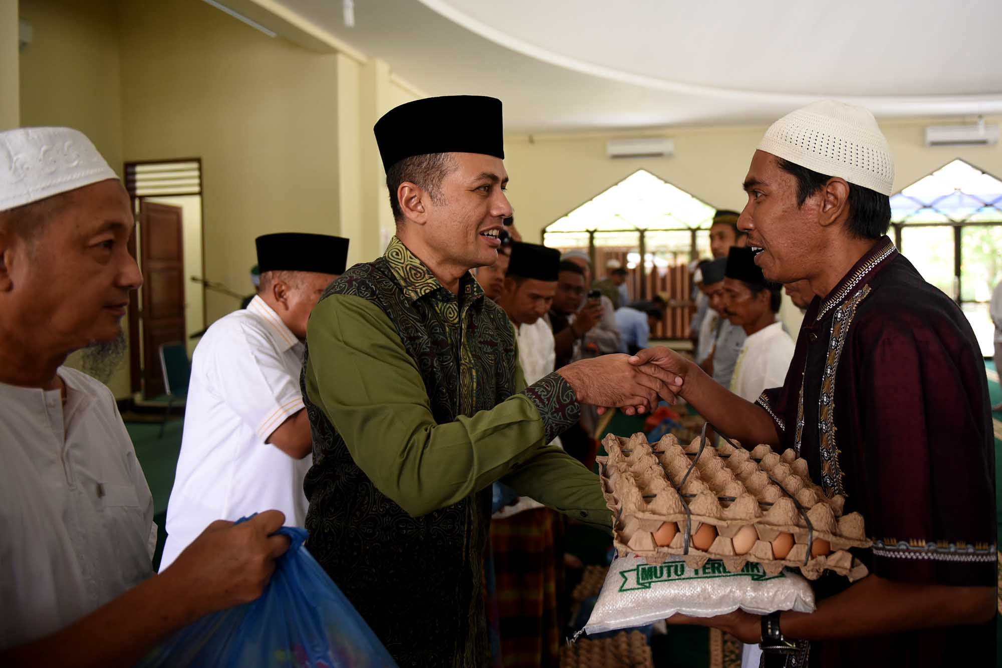 Jelang Ramadan, Wagub Sumut dan Yaspendhar Bagikan Paket Bahan Pokok