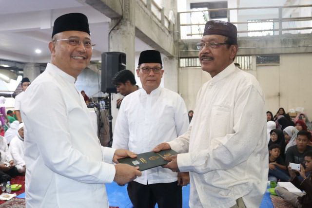 Wali Kota Serahkan Sertifikat Tanah Masjid Al Musabbihin