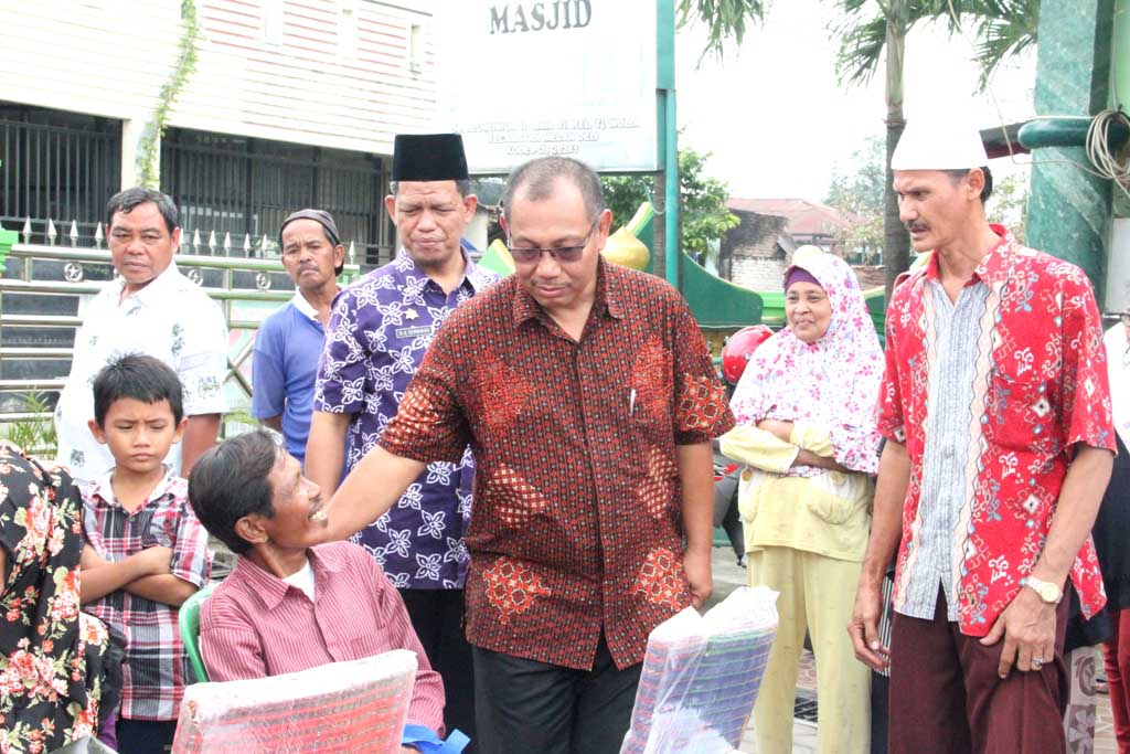 Akhyar Beri Bantuan Kepada Korban Kebakaran Jalan Alumunium III