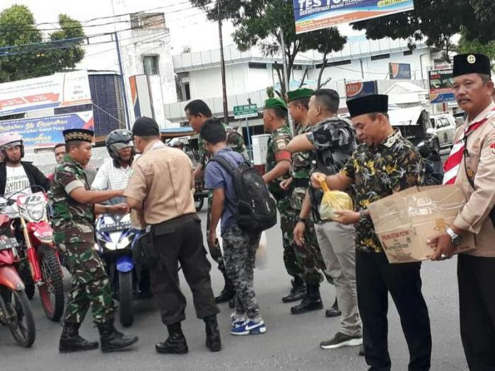 Plt Bupati Labuhanbatu - Pengurus Kwarcab Pramuka 05 bagi Takjil kepada pengendara