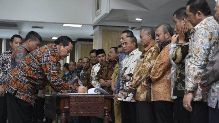 Agus Ungkap Samosir jadi Kabupaten Terbaik Mencegah Korupsi Rakor KPK dan Kepala Daerah se Sumut(kecil)  MEDAN|SUMUT24 Komisi Pemberantasan Korupsi (KPK) bersama Gubernur Sumatera Utara serta Pemerintah Daerah se-Provinsi Sumatera Utara menggelar Rapat Koordinasi di Ruang Rapat Raja Inal Siregar Kantor Gubernur Sumut, Selasa (14/5).  Dalam rapat tersebut, KPK membeberkan Pemerintah Kabupaten Samosir berhasil menjadi kabupaten terbaik se-Provinsi Sumatera utara dalam aksi pencegahan korupsi.  â€œSelamat kepada Kabupaten Samosir sebagai kabupaten terbaik Pemberantasan Korupsi Terintegrasi (Renaksi),â€ ujar Ketua KPK Agus Raharjo di hadapan Gubernur Sumatera Utara Edy Rahmayadi, Bupati Samosir Rapidin Simbolon serta kepada daerah se-Sumut.   Agus Raharjo mengatakan, pencapaian Pemkab Samosir menjadi kabupaten terbaik dalam mencegah korupsi telah berdasarkan penilaian Tim Koordinasi Supervisi dan Pencegahan (KORSUBGAH) KPK.  Atas pencapaian itu, Ketua KPK Agus Raharjo mengapresiasi komitmen Pemerintah Provinsi Sumatera Utara dalam menciptakan pemerintahan yang bersih sembari menyaksikan penandatanganan komitmen masing-masing kepala daerah.  Penyampaian tersebut bertepatan dengan penandatanganan MoU dalam rangka penanganan Bea Perolehan Hak atas Tanah dan Bangunan (BPHTB) dengan Badan Pertanahan Nasional (BPN), Dinas Kependudukan dan Pencatatan Sipil Provinsi Sumatera Utara (Disdukcapilprovsu) dan Komisi Pemberantasan Korupsi Republik Indonesia (KPK RI).  Melalui MoU BPHTB ini, dapat mengoptimalkan pendapatan pajak dari sektor BPHTB, yang tentunya potensional dalam peningkatan pendapatan asli daerah (PAD), dari pajak yang dihasilkan dari setiap nilai transaksi jual beli tanah dan bangunan.  Agus Raharjo memyampaikan, kegiatan KORSBGAH melakukan pengamatan dan pengujian pada 129 pemerintah daerah pada tingkat Provinsi, ibukota provinsi, serta pemerintah Kabupaten Kota.  Ada sejumlah sektor yang menjadi fokus utama, karena menyangkut kepentingan nasional, yaitu sektor ketahanan pangan, pertambangan dan pendapatandengan penekanan pada Pengelolaan Anggaran dan Pendapatan Belanja Daerah (APBD) dan perubahannya, menyangkut penghanggaran dan pengadaan di kantor prtanahan dan imigrasi.  KPK meluncurkan kegiatan kegiatan kordinasi dan supervisi pencegahan (Kopsurgah) untuk mengawasi pemerintah daerah. Kopsurgah ini diluncurkan bersama dengan badan pengawasan keuangan dan pembangunan (BPKP) pada Jumat 28 Februari 2018 lalu.  Kegiatan Kopsurgah ini didasari pada kewenagan KPK, yakni koordinasi, supervisi dan monitoring kegiatan pemerintah, baik di tingkat pusat maupun daerah.  Sementara itu,Gubernur Sumatera Utara dalam sambutannya menyampaikan terimaksih terimakasih kepada KPK yang telah mendorong upaya pencegahan korupsi di sumut dan kab/kota se-sumut. Komitmen dan upaya pencegahan korupsi telah menjadi prioritas pemerintah.  Edy berpendapat, pencegahan dan pemberantasan korupsi ini tidak cukup hanya dengan penindakan secara hukum saja tetapi juga upaya konferhensif dan strategi preventif. Apalagi pemerintah pusat telah mengeluarkan Perpres No 54 tahun 2018 tentang strategi nasional pencegahan korupsi.  