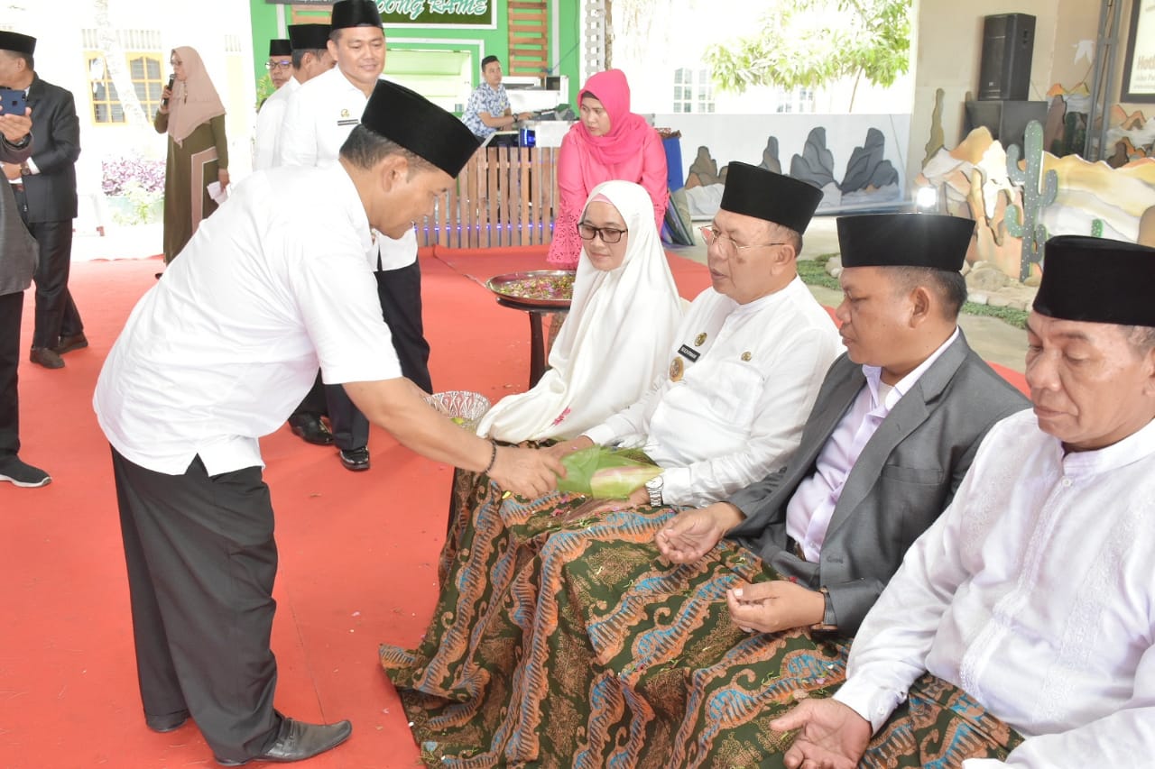 Bupati Soekirman Hadiri Acara Tepung Tawar Haji Keluarga Besar Kemenag Sergai