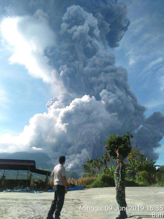 Lagi, Gunug Sinabung Semburkan Material Vulkanik
