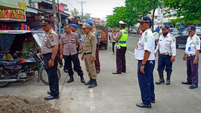Polsek Medan Kota dan Satpol PP Medan Tertibkan PKL Pasar Simpang Limun