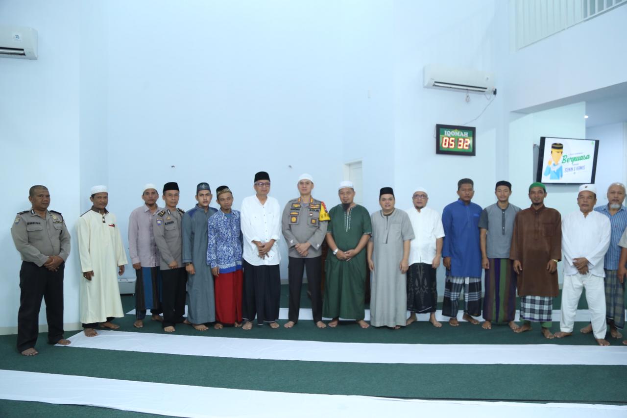 Sholat Subuh Berjamaah di Masjid Nur Abyadh, Kapolrestabes Medan Ajak Masyarakat Ikut Mengawali Kegiatan di Masjid