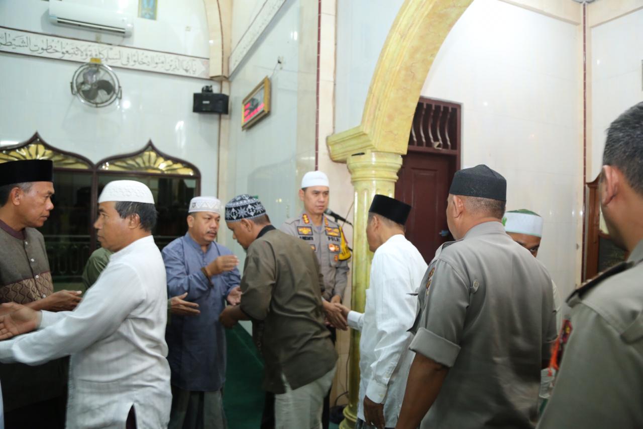 Sholat Subuh Berjamaah di Masjid Sabilillah, Kapolresrabes Medan Ajak Jamaah Selalu Berbuat Baik