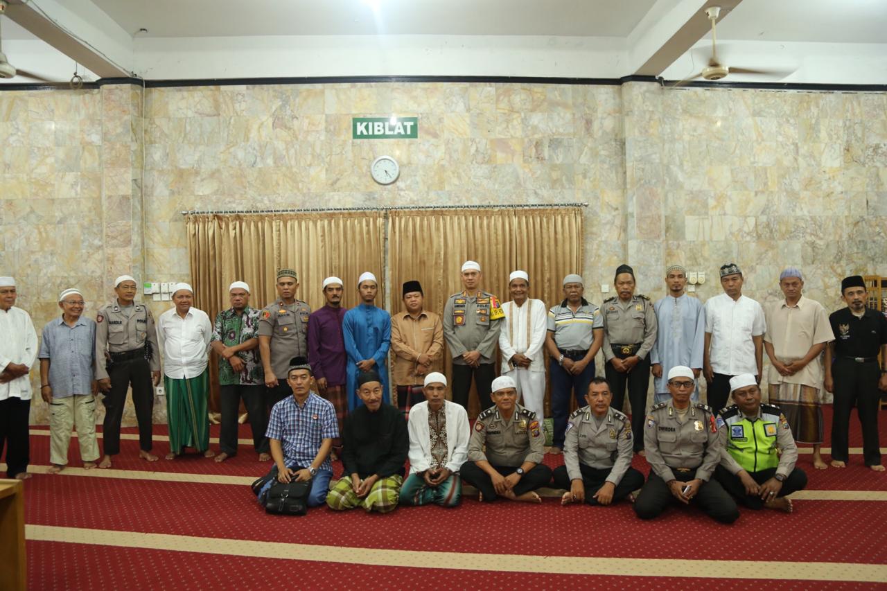 Sholat Subuh Berjamaah di Masjid Al Mannar, Kapolrestabes Medan Ajak Jamaah Membangun Silaturahmi