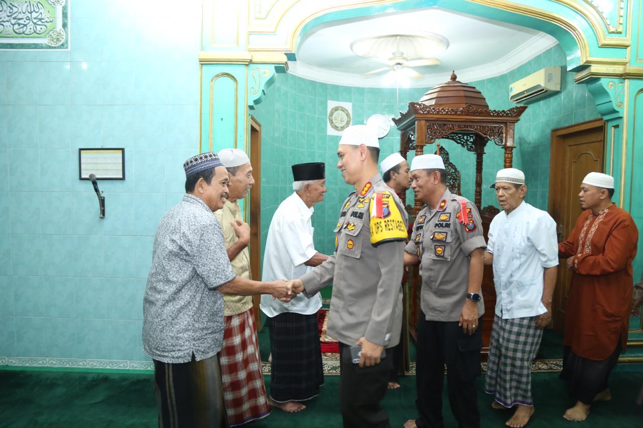 Kapolrestabes Medan Sholat Subuh Berjamaah dan Menyapa Subuh di Masjid Mutaqin Medan