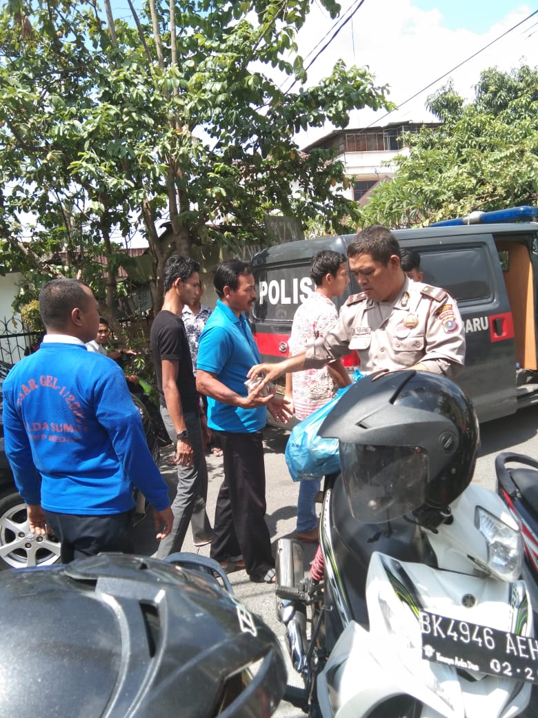 Polsek Medan Baru Jumat Barokah Berbagi 100 Nasi Bungkus